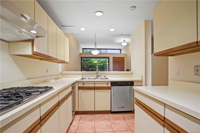 Building Photo - 500 E Del Mar Blvd