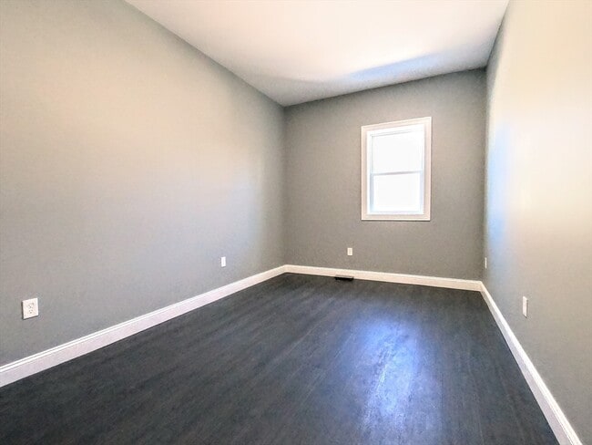 Building Photo - 2 Sunnyside St