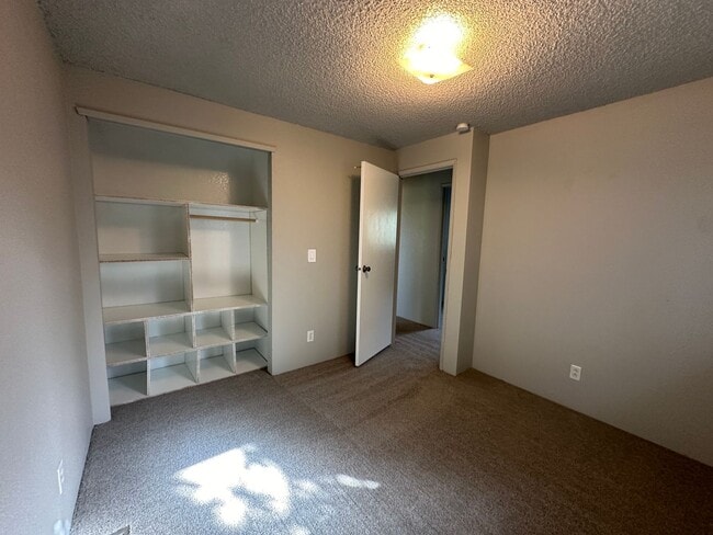 Building Photo - 336 Satus St