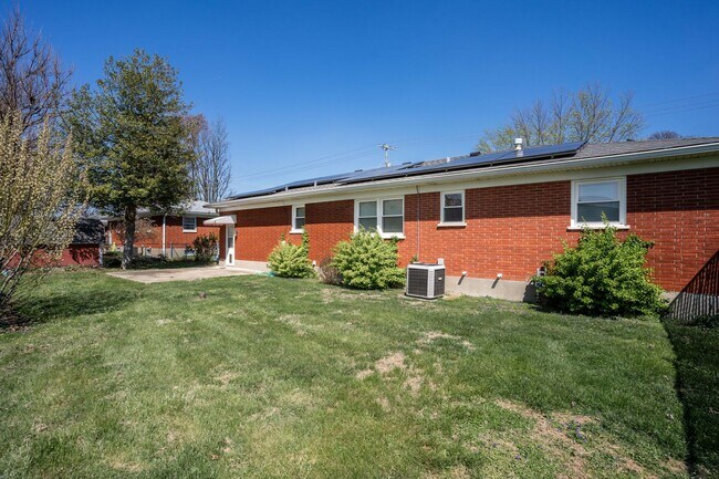 Building Photo - Welcome to this charming 3-bedroom, 2 full...
