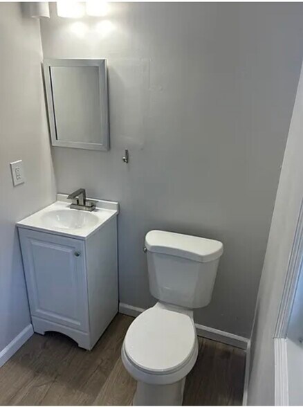 Building Photo - 982 S Schodack Rd