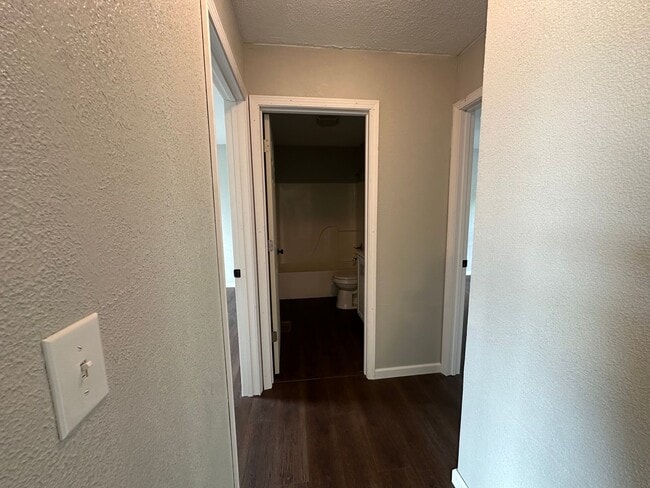 Building Photo - 2 Bedroom, 1 Bathroom Newly Remodeled Duplex