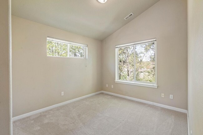 Building Photo - Bright, spacious 3-bdrm/2.5 bath Tigard townhome. Fireplace, balcony, 2-car garage, W/D