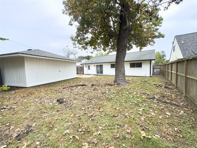 Building Photo - 1415 Mapleton Dr