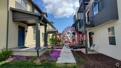 Building Photo - Great 3 Bd 2 Ba Townhome 2 Car Garage