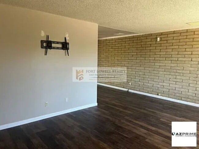 Building Photo - Single Family Residence