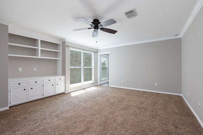 Building Photo - 2470 Country Club Dr