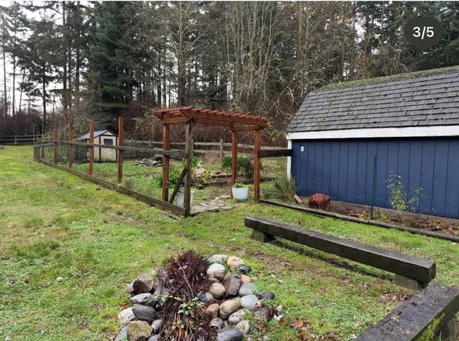 Building Photo - Lovely Single Level Rambler with Custom Finishes and Pet Friendly!