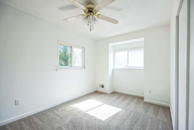 Building Photo - 12100 Silver Maple Dr
