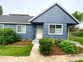 Building Photo - Beautiful Townhouse with Fenced Yard, Gara...