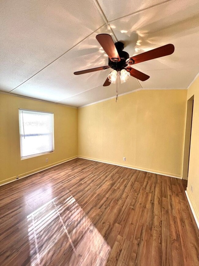 Building Photo - 2 Bedroom On Nicely Sized Lot