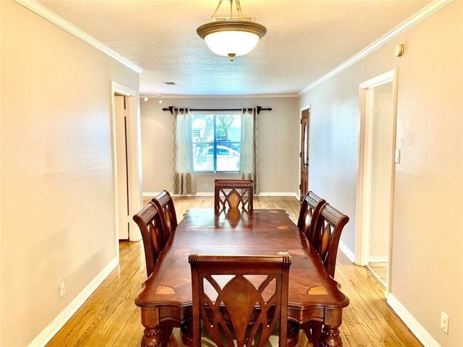 Building Photo - 8318 Highcrest Dr