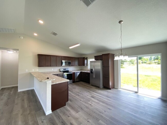 Building Photo - Desirable SE Neighborhood - 3/2/2 Silver Spring Shores **Available NOW**