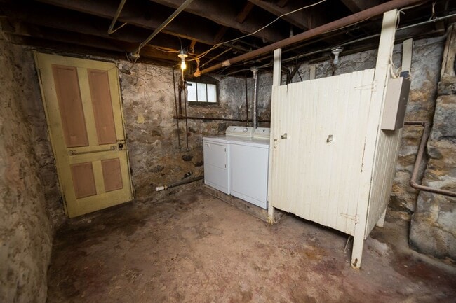 Building Photo - 2026/2027 JHU Off-Campus Charles Village 3bd/1ba Rowhouse w/ W/D!! Available 6/9/26