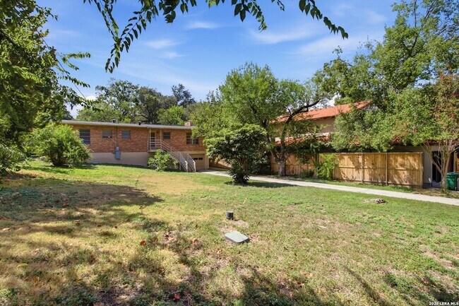 Building Photo - 207 Canyon Dr