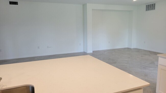 Building Photo - Annual UNfurnished luxury 3/2 ground floor...