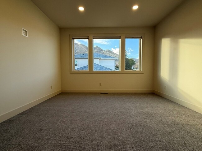 Building Photo - 1722 Castlerock Ave