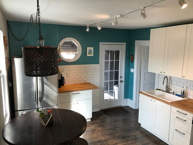 Building Photo - NE Duplex For Rent