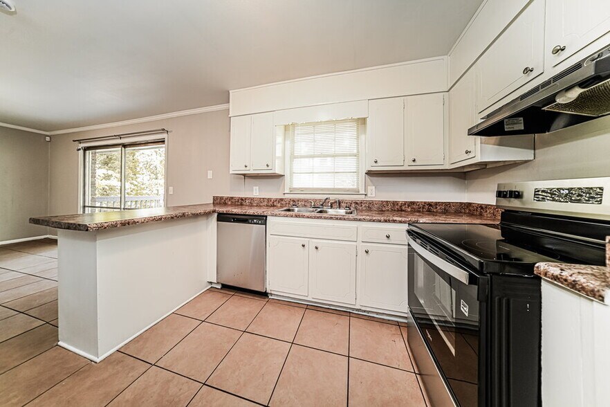 Building Photo - 2107 Hilton Dr