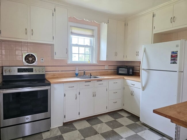 Building Photo - Charming and well-maintained ranch style available now!