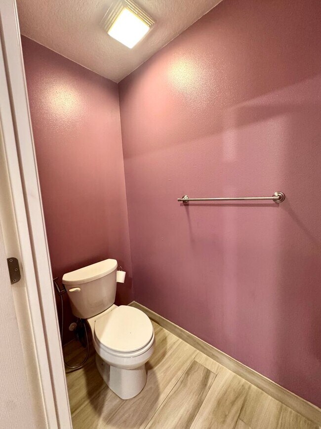 Building Photo - Beautiful 4-Bed, 2-Bath Home in a Prime Location!