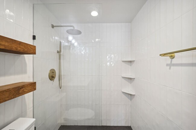 Building Photo - Stunning 1 BR/1 BA Condo in Southwest Wate...