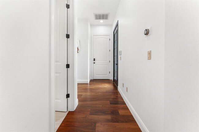 Building Photo - 2633 Collingwood Dr