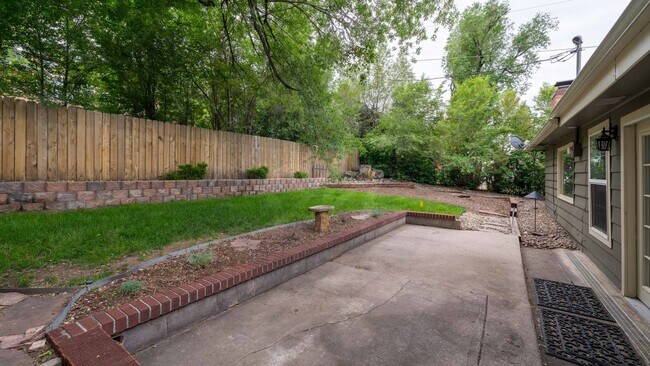 Building Photo - Charming Rancher in Cheyenne Mountain