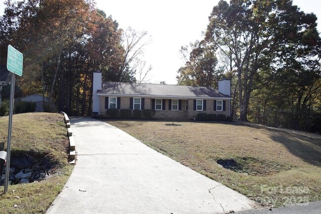 Building Photo - 7909 Carmel Rd