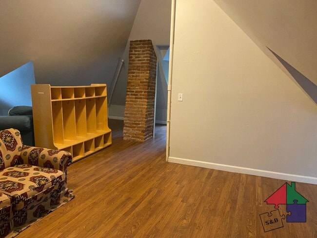 Building Photo - Spacious 8 Bedroom, 3 Bathroom Home for Re...