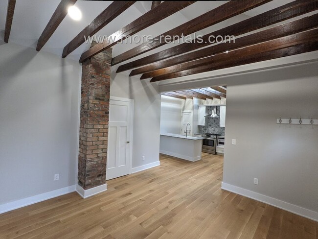 Building Photo - Beautifully renovated 2 bdr 2 ba house