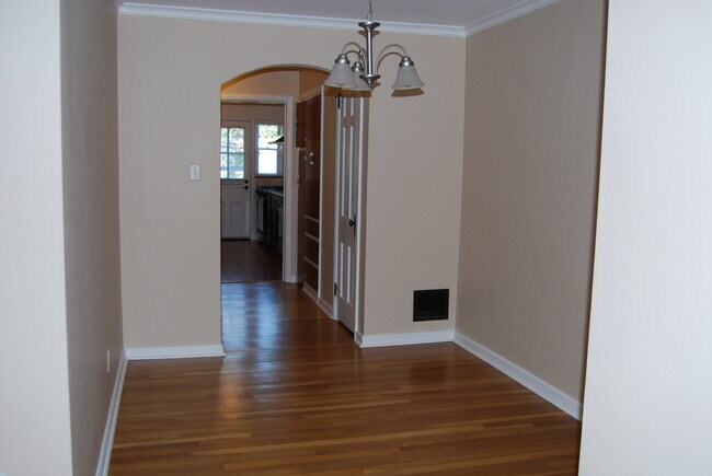 Building Photo - 802 Kenwick Rd