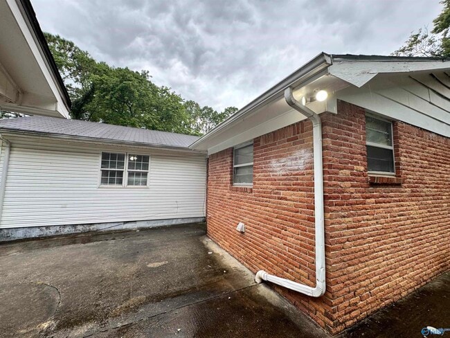 Building Photo - 3812 Melody Cir NE