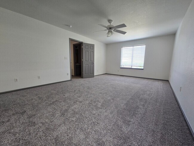 Building Photo - Spacious and Bright 4 Bedroom Home with Garage and Basement Now Available!