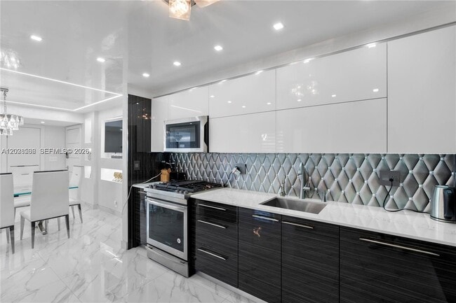 Building Photo - 2030 S Ocean Dr