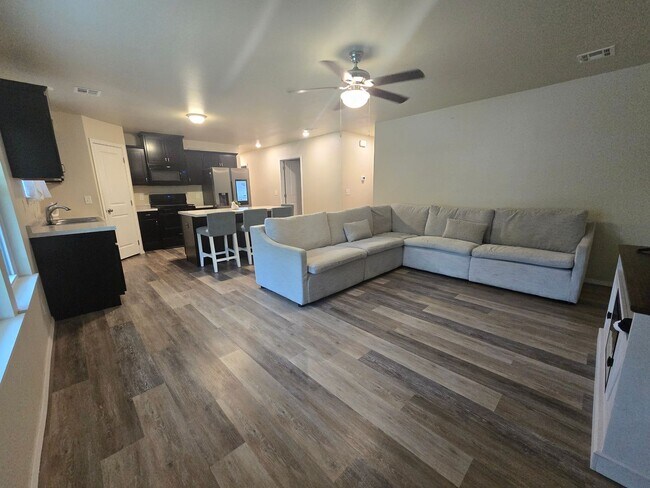 Building Photo - Modern comfort meets convenience in this b...