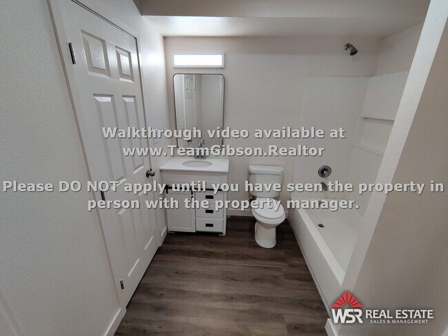 Building Photo - 1960 Summertree Dr