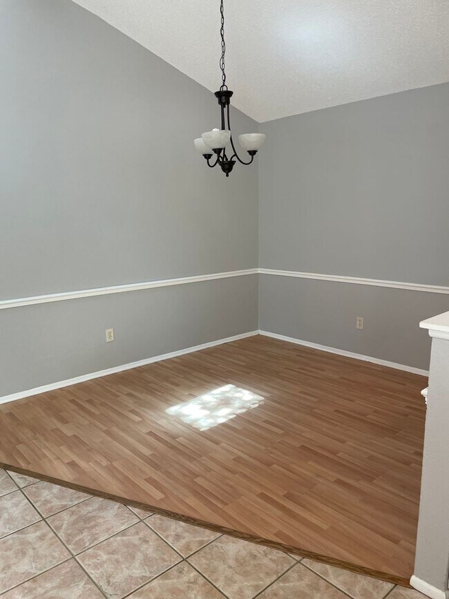 Building Photo - 3000 Weymouth Ct