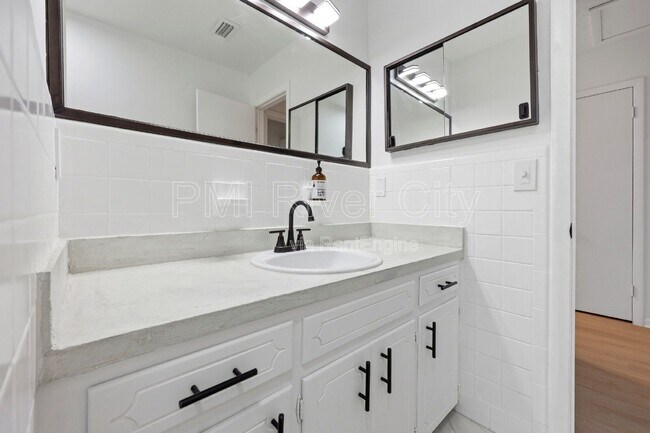 Building Photo - 2860 Cedarcrest Dr