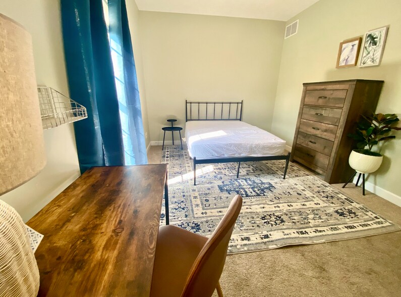 Building Photo - 2004 Utica Pike