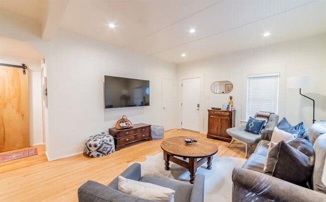 Building Photo - 1503 Newton St