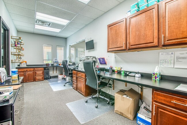 Building Photo - Move-in ready professional office space fo...