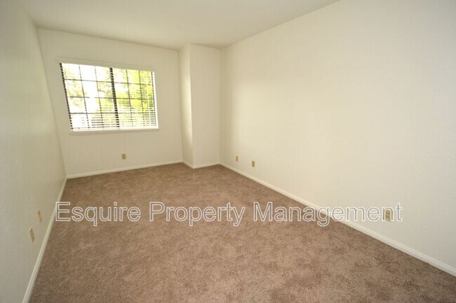 Building Photo - 1610 Oneida Pl