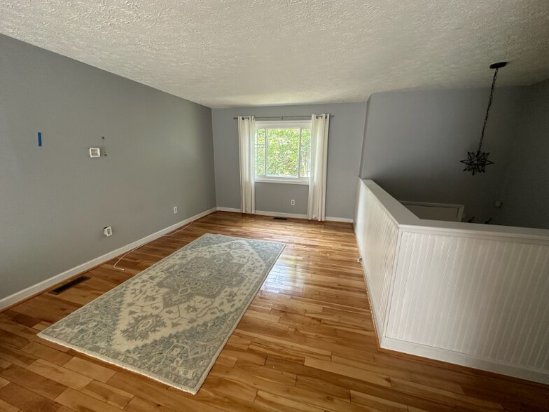 Building Photo - 253 Overleaf Dr