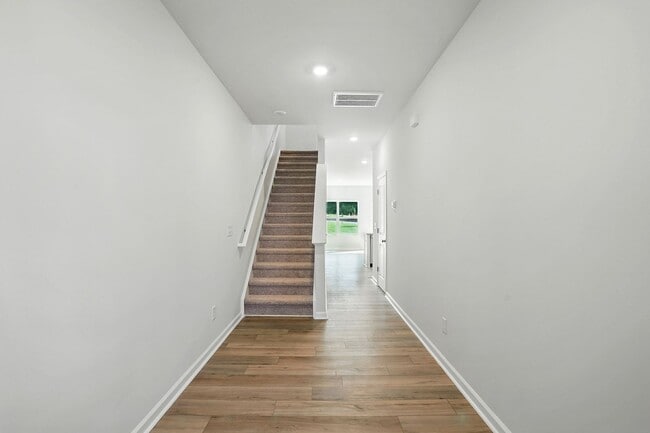 Building Photo - AVAILABLE NOW!! INCREDIBLE INCENTIVE ON THIS ONE!  DON'T MISS OUT!