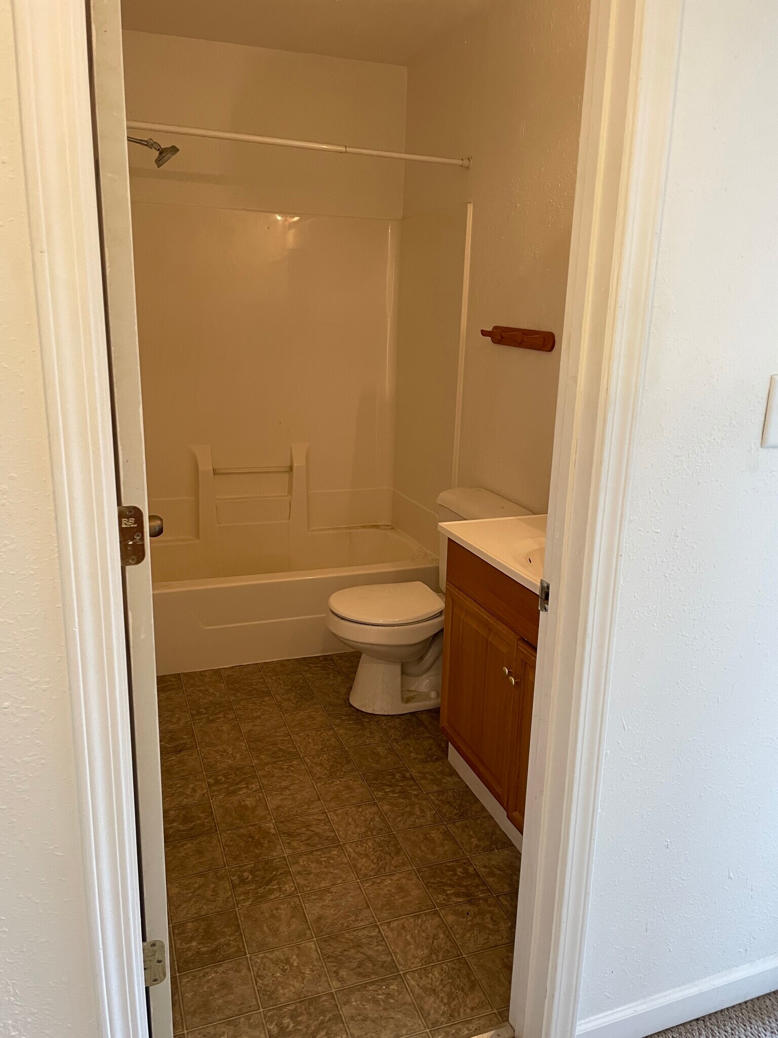 Full upstairs bath - 203 E. Main St.