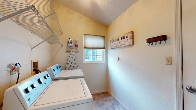 Building Photo - 1125 Butternut Ln