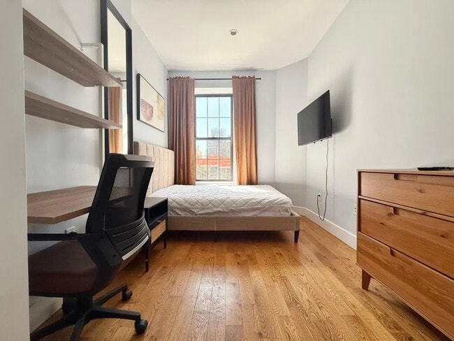Building Photo - Furnished room/NOT APARTMENT