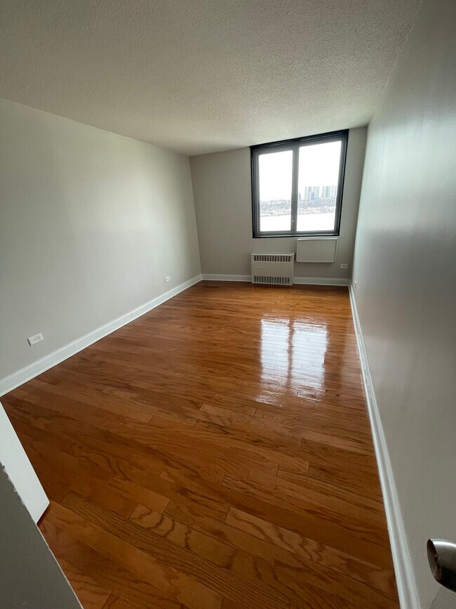 Building Photo - 3333 Broadway