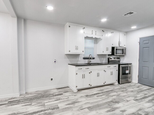 Building Photo - Freshly Renovated | 3 Bed | 2 Bath | Large...